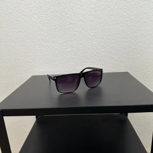 Rayban boyfriend  - Sommarens räddning är här. Galet feta solglajjor som är identiska med RayBan Boyfriend. Skorna är aldrig använda och är redo för en ny ägare. Tveka inte att kontakta om minsta intresse 