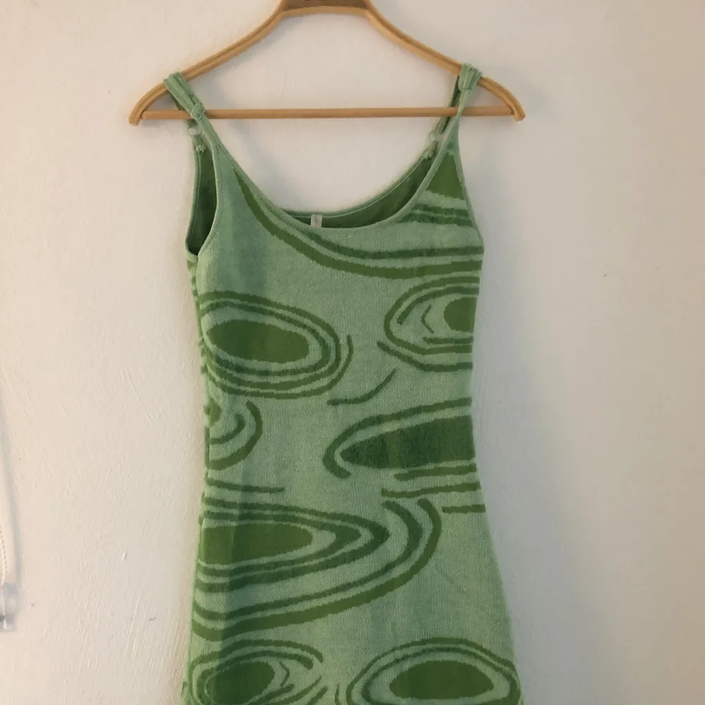 House of sunny-klänning i mycket bra skick! Köpt på Plick och bara använd två gånger ❤️ justerbara band! Lite insydd, bara så den är lite form-fitting ist för helt rak. . Klänningar.