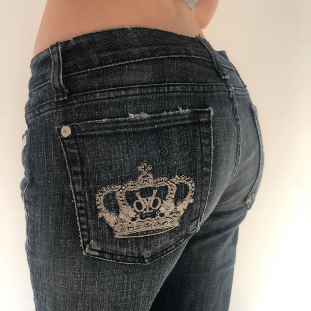 Säljer mina Victoria Beckham jeans 💗 Det finns även ett hål i byxgrenen som inte syns på bilderna men är så pass litet att det går att du igen. Midjemått- 81cm, Innerbenslängd- 82cm. Jeans & Byxor.