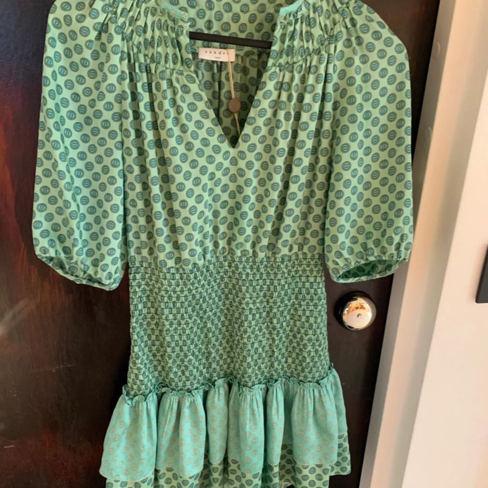 Säljer den här supersnygga gröna klänningen från Sandro i storlek 36!💓. Klänningar.