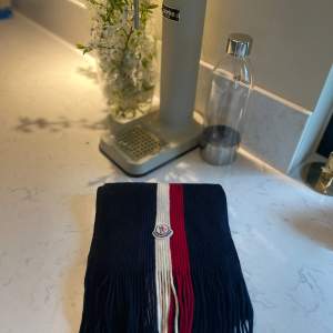 Säljer min Moncler halsduk ordinarie pris 2898 kr säljer för 1050, den är i riktigt fint skick hoppas ni är intreserade 👍