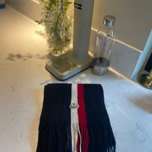 Moncler halsduk - Säljer min Moncler halsduk ordinarie pris 2898 kr säljer för 1050, den är i riktigt fint skick hoppas ni är intreserade 👍