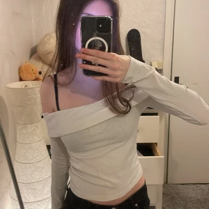 Off-shoulder  - Off-shoulder tröja, aldrig använd. Beige/vit