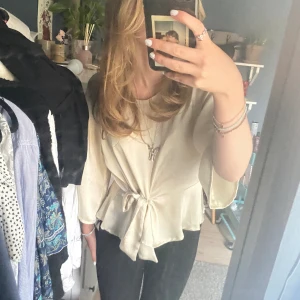 Blus - Jättefin blus som tyvärr inte kommer till användning🫶 Den är i väldigt fint skick och väldigt skön💕