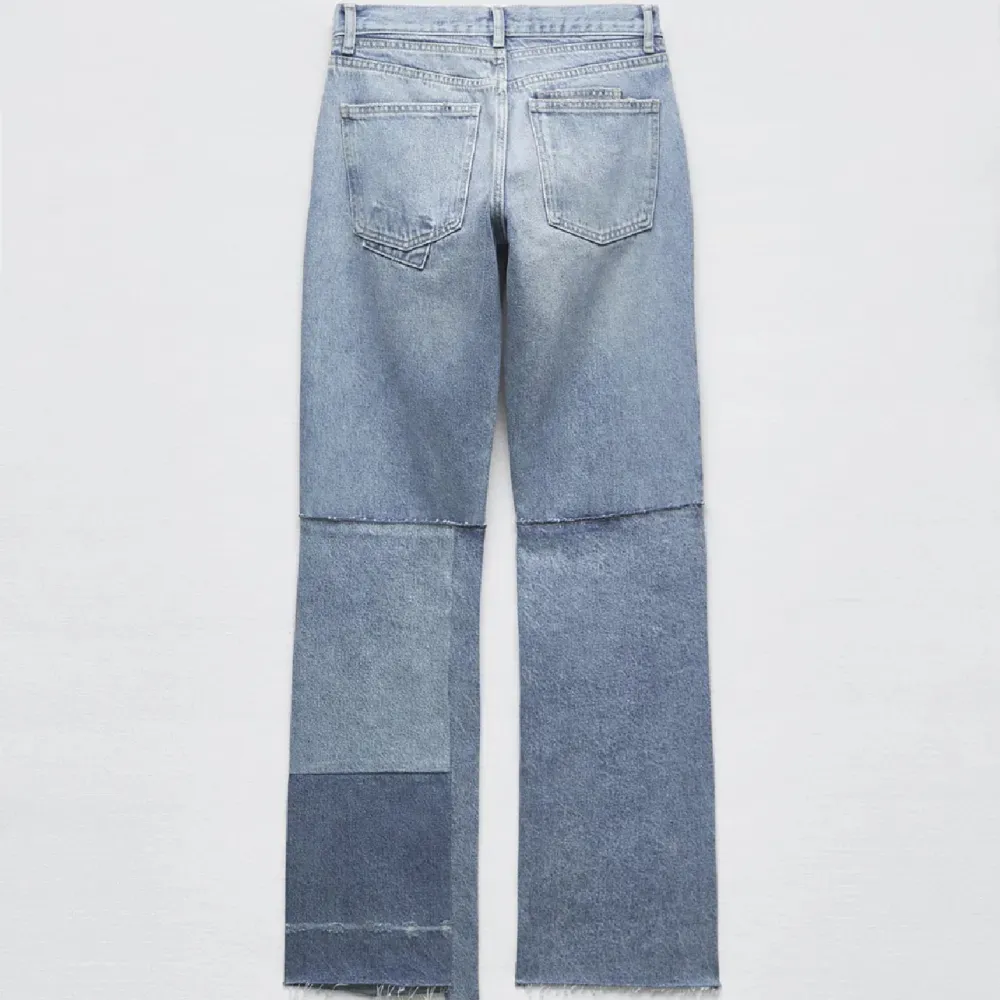 Så snygga och coola zara jeans som är helt slutsålda. Använda endast 1 gång så i väldigt bra skick🥰skriv vid intressse . Jeans & Byxor.