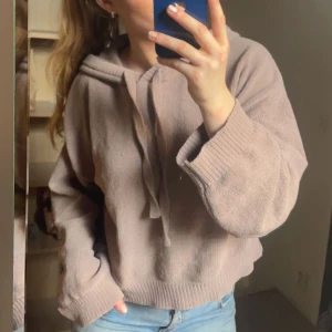 Stickad hoodie  - Jätte fint skick💕Skriv för frågor, är 166