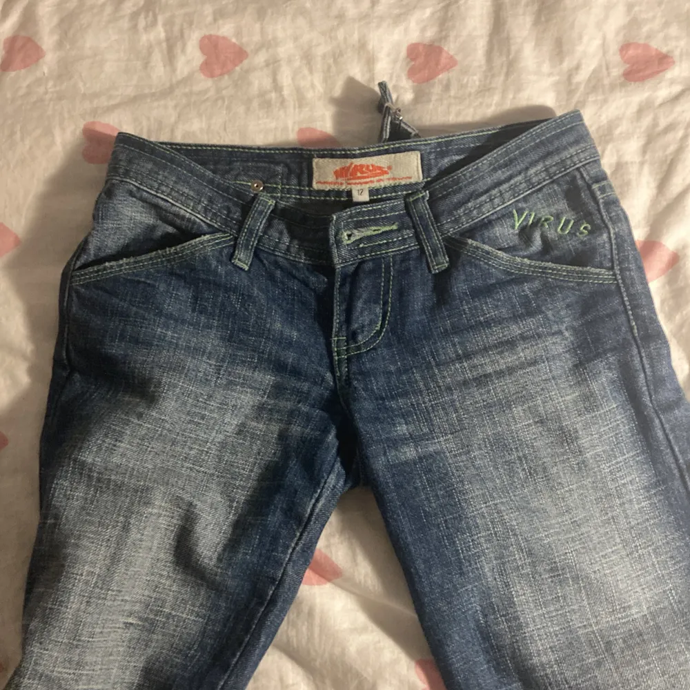 Ett par sjukt fina jeans från märket ”Virus”. Säljer då de tyvär har blivit lite för små för mig  😊de är lågmidjade och i ett väldigt bra skick🩷🩷. Jeans & Byxor.