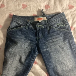 Lågmidjade jeans - Ett par sjukt fina jeans från märket ”Virus”. Säljer då de tyvär har blivit lite för små för mig  😊de är lågmidjade och i ett väldigt bra skick🩷🩷