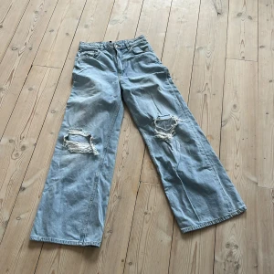 Jeans H&M - Ljusa jeans med hål på knäna i fint skick! Storlek 38