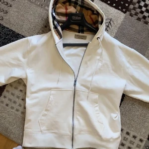 Burberry tröja - en vit burberry tröja i toppkvalite condition 10/10. Storlek M men passar också S.