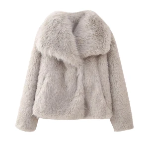 Helt ny pälsjacka - Superfin och trendig pälsjacka i färgen vanilj. Storlek M perfekt för om man normalt har S, säljer då jag råka köpa fel färg ☺️ Aldrig använd skickas i orginalförpackning, kan även mötas upp.