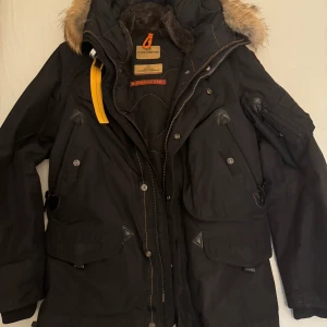PARAJUMPER Right Hand Masterpiece Jacket - Fint skick, passar även M och ibland L.