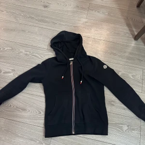 Moncler kofta - Säljer min Moncler kofta till ett rimligt pris, missa inte chansen då varan är som en pärla i branschen  Priset är fastställd 