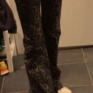Leopard jeans - Säljer dessa eftertraktade leopard jeans. Storlek M men passar även S!