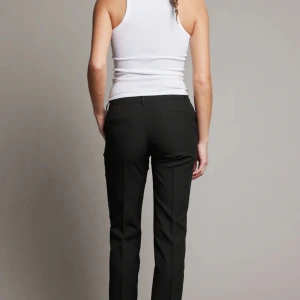 Lowwaist kostymbyxor från bikbok  - Säljer dessa snygga trendiga kostymbyxor från bikbok då dom inte kommer till användning. Använda ett fåtal gånger samt ingen defekt. Jag är 168cm och dom passar mig perfekt i längden. Ordinarie pris 499kr kontakta för egna bilder! Priset kan diskuter