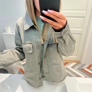 Jacka zara - Jeansjacka i väldigt bra skick, använd få gånger eftersom att jag inte tycker att den passar min stil. Färgen är mer olivgrön än på bilden!