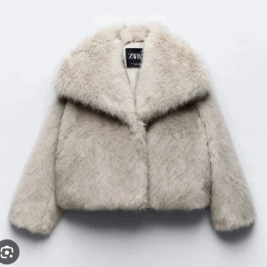 Pälsjacka Zara - Kollar intresset på min populära pälsjacka från zara i storlek L men sitter fint på mig som är en xs/s. Jackan är endast använd 1 gång och därav i nyskick! Buda i chatten då jag inte är helt säker om jag vill sälja den!🩷