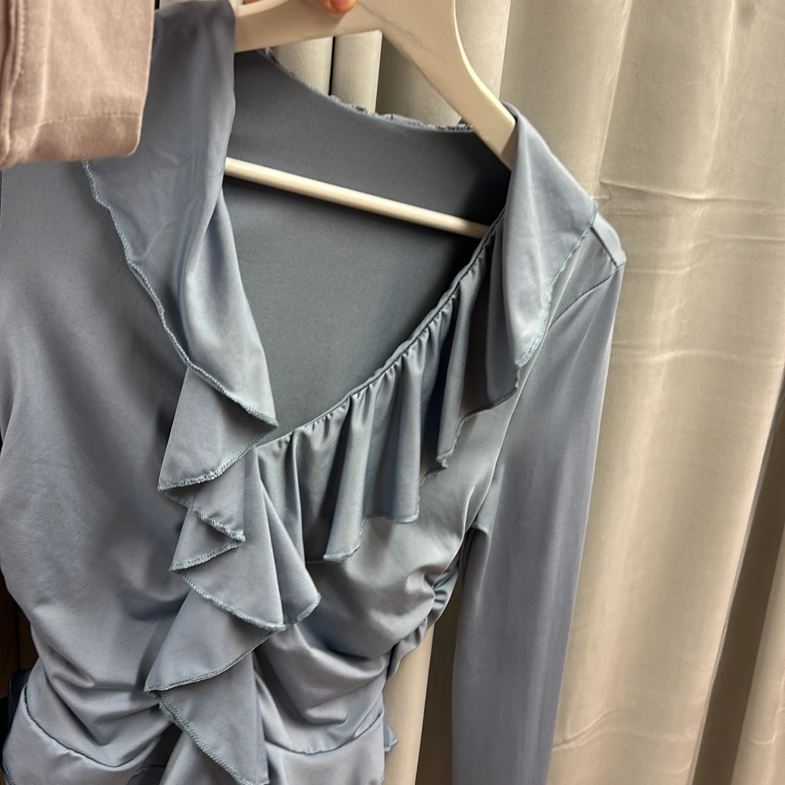 Vacker blus med volanger - 91