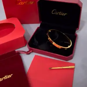 Säljer ett snyggt armband från Cartier! Med tillhörande ask och påse! OBS: Replik-a 