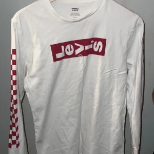 Levi's tröja  - Levis tröja storleken blev små för mig därför väljer jag sälja den.Den kostade 411kr innan. 