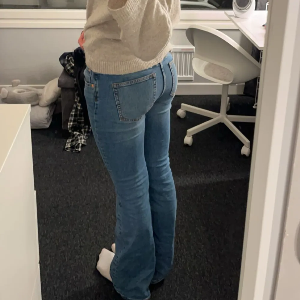 Jättefina jeans, perfekt till hösten. Ej använda, bara testade❤️ - Storlek M, passar mig som brukar ha S och är 166 cm lång  - Innerbenslängd 82 - Midjemått rakt över 40  Pris går att diskutera. Jeans & Byxor.