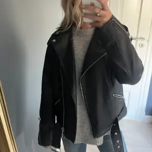 Säljer denna coola skinnjackan från missguided. Inte använd många gånger, skriv vid intresse!🥰