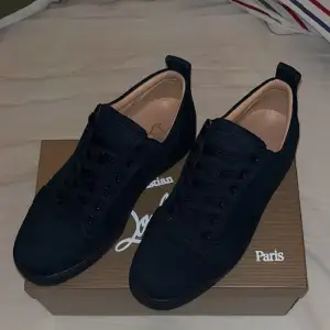 Louboutins i Navy blue, vet inte skornas äkthet därav lägre pris! Köpte för 4000 för någon månad sedan  ! PRIS KAN DISKUTERAS! Hör av er vid mer bilder eller frågor!