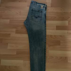 Stiliga ljusblå Replay jeans i storlek W33/L32 med en snygg slitning på vänster sida, har dock ett litet hål mellan byxorna. Perfekta till sommaren, tveka inte på att höra av dig om du är intresserad! Nypris 1800