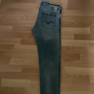 Stiliga ljusblå Replay jeans i storlek W33/L32 med en snygg slitning på vänster sida, har dock ett litet hål mellan byxorna. Perfekta till sommaren, tveka inte på att höra av dig om du är intresserad! Nypris 1800