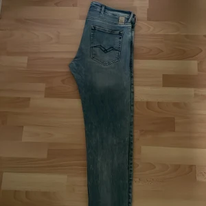 Replay jeans - Stiliga ljusblå Replay jeans i storlek W33/L32 med en snygg slitning på vänster sida, har dock ett litet hål mellan byxorna. Perfekta till sommaren, tveka inte på att höra av dig om du är intresserad! Nypris 1800