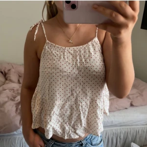 Gulligt orange/vit prickigt linne - Jättegulligt orange prickigt linne från Mango! Justerbara band som man knyter på axlarna. Kommer tyvärr inte till användning längre 🧡