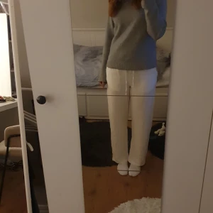 Vita Linnebyxor från Gina Tricot - Vita linnebyxor från Gina Tricot. Köpta på plick men fint skick! Säljer pga förkorta och försmå på mig som är ca 170cm och har oftast s. Ganska liten i storleken skulle jag säga. Pris kan diskuteras!❤