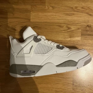 Jordan 4 oreo - Helt oanvända. Finns i storlekar 40 41 42 44. Kan mötas Stockholm eller fraktas 
