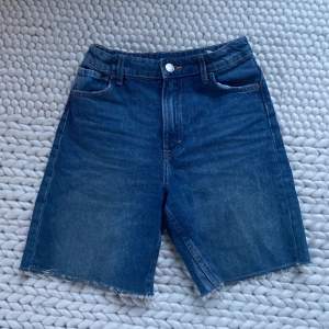 Längre jeansshorts som har blivit för små💕 går att justera i midjan som bilden visar, bra skick 