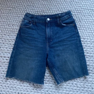 Jensshorts - Längre jeansshorts som har blivit för små💕 går att justera i midjan som bilden visar, bra skick 