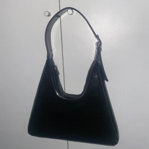 Carin Wester väska - Svart axelväska från Carin Wester, använd en gång