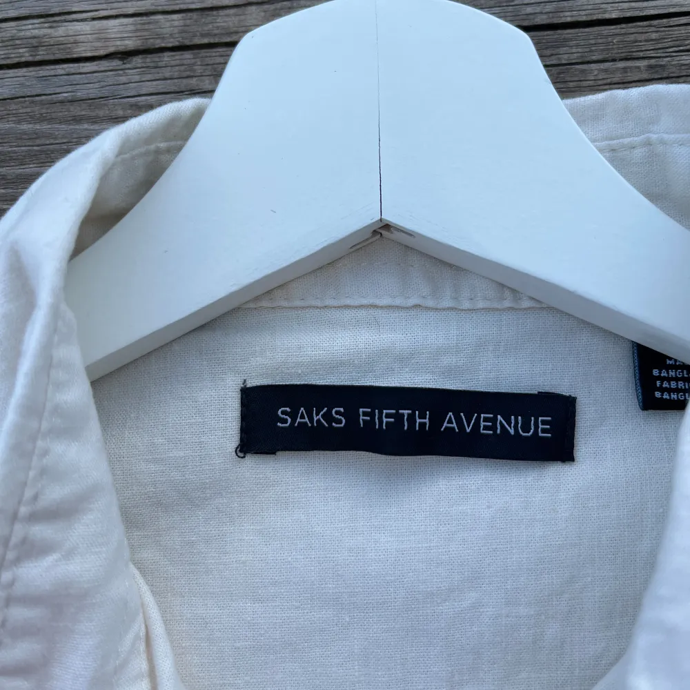 Säljer min Saks fifth avenue linne skjorta vit, storlek S. Den är inte använd. Köp i USA för 129$ Säljer för: 500. Skjortor.
