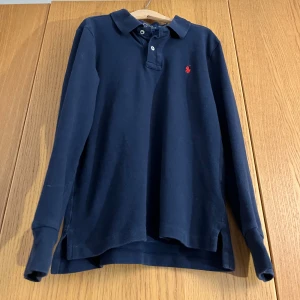 Ralph lauren pike - Schysst Ralph lauren pike som är perfekt intill sommaren| skick:7/10| väldigt liten i storleken| den har krympt lite i tvätten men skulle rekommendera för folk 155 och under👍