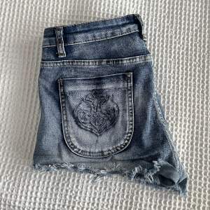 Jeans shorts med snyggt broderi på fickorna baktill🔥 Storleken är S men de är stretchiga!