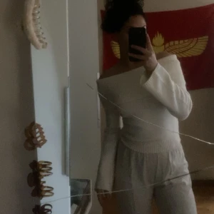 Off shoulder tröja - Säljer min oanvända tröja i färgen beige då jag bytt klädstil. Nypris 229kr. För mer info är det bara att höra av sig🤍🐎🕰️