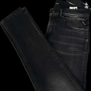 Säljer nu ett par helt nya slimfit replay jeans aldrig använda och lapparna sitter kvar  Kan mötas i Stockholm vid affär  Priset är inte  hugget än och kan gå ner i pris  Funderingar/frågor hör av er 