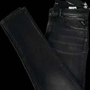 Säljer nu ett par helt nya slimfit replay jeans aldrig använda och lapparna sitter kvar  Kan mötas i Stockholm vid affär  Priset är inte  hugget än och kan gå ner i pris  Funderingar/frågor hör av er 