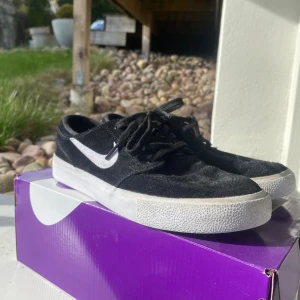 NIKE JANOSKIS - Säljer nu mina janoskis då jag inte använder dem längre. De är i fint skick då jag bara har använt dem ett fåtal gånger. De är i storlek 41.