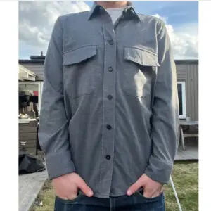 Säljer denna feta overshirt/skjorta från märket Smith & Soul. Den är i mycket fint skick, färgen är som på första bilden! Nypris cirka 1000kr. Skriv vid minsta intresse😀 Mvh Stiloo Closet