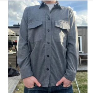 Overshirt / Skjorta - Säljer denna feta overshirt/skjorta från märket Smith & Soul. Den är i mycket fint skick, färgen är som på första bilden! Nypris cirka 1000kr. Skriv vid minsta intresse😀 Mvh Stiloo Closet