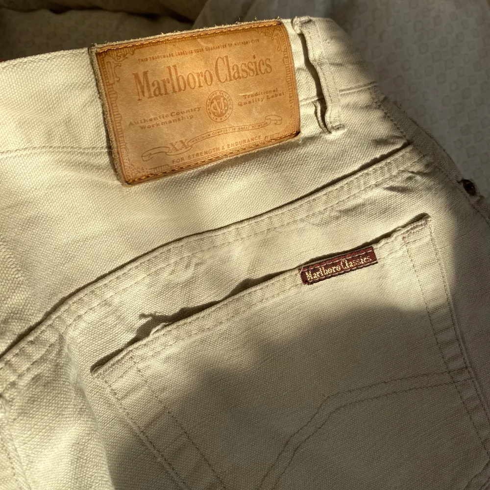 Beige marlboro classics jeans i tunnare denim tyg. Storlek 36/34 men är närmre 34/34  Mått (cm) Hel längd 112 Innersöm 80 Midja 43 . Jeans & Byxor.