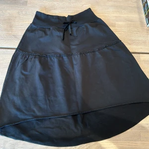 Kjol house of lola  - En kjol som är välanvänd men i fint skick från house of lola. En liten rosett vid midjan, längre bak.  Djur finns i hemmet