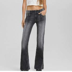 Low waist jeans från bershka som är helt slutsålda. Säljer för att dom e för korta. Skriv om ni vill ha mer bilder💕
