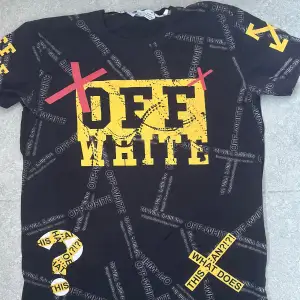 Säljer min Off-white T-shirt eftersom den inte kommer till användning längre 😁 pris kan diskuteras vid snabb affär‼️