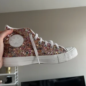 Paljett Converse - Jättecoola paljett / glitter Converse i storlek 37,5 (passar 38). Köpte de på Plick men de kom tyvärr aldrig till användning, jättefint skick!